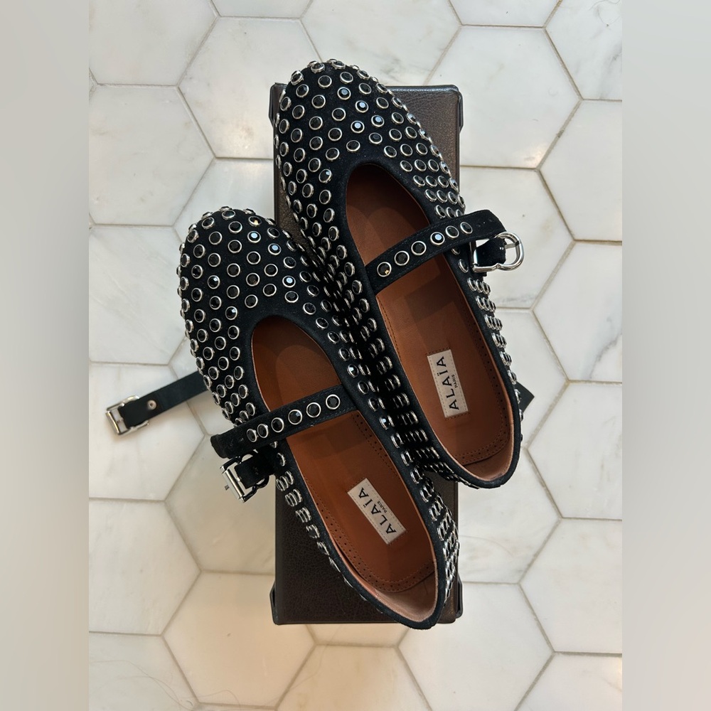 ALAÏA
Crystal-embellished suede ballet flats